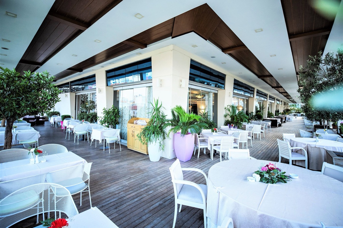 Tarraca e La Pergola me pemë ulliri dhe tavolina të bardha